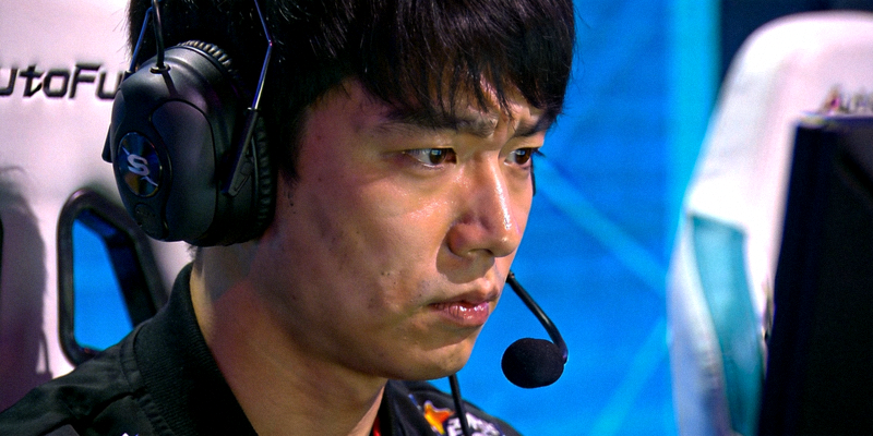 英雄联盟传奇选手Faker李相赫在比赛中专注操作的侧脸特写